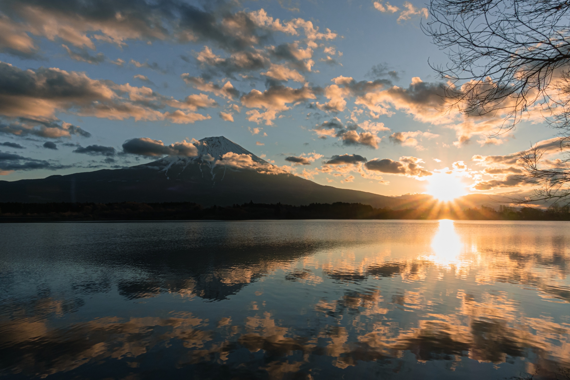 Japan, the land of the rising sun: meaning and origin